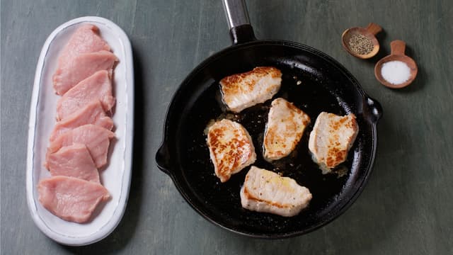 Skjær svinefileten i ½ cm tykke skiver, brun kjøttet i resten av oljen og krydre med salt og pepper.