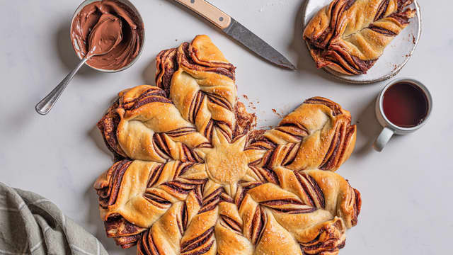 Strø over litt perlesukker og **stek den midt i ovnen på 190 grader i ca 30 minutter.** Sjokoladestjernen skal få en fin og gylden farge, steketid kan variere noe fra ovn til ovn.