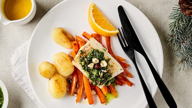Pannestekt torsk med appelsinglaserte gulrøtter, pesto og rødkålsalat