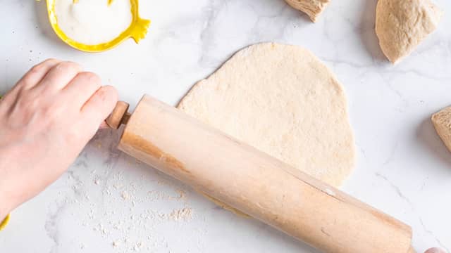 Del deigen i fire emner, og kjevle hvert emne til tynne yoghurtbrød.