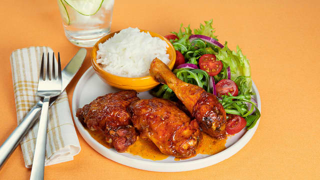 Kyllinglår med ris og salat