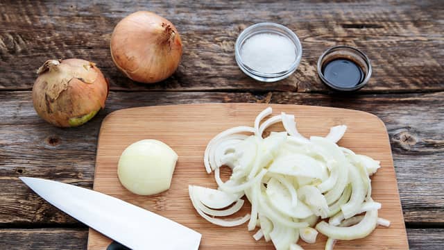 **Løkmarmelade:** Kutt løken i terninger eller skiver. Varm oljen i en kjele, tilsett løken og fres den blank og myk.