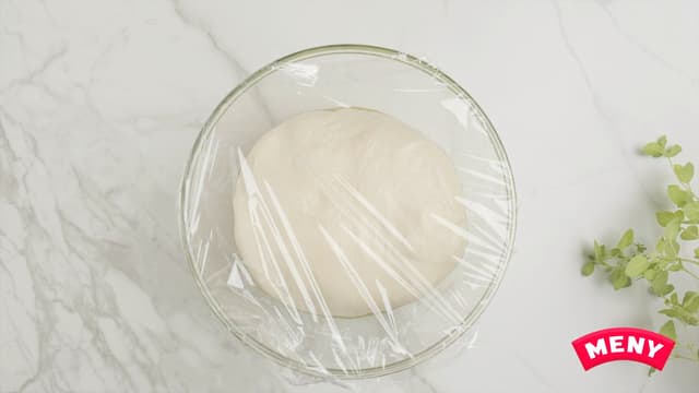 **Heving:** Ha deigen i en oljet bakebolle med plastfolie over, og la den heve på kjøkkenbenken i ca. to timer.