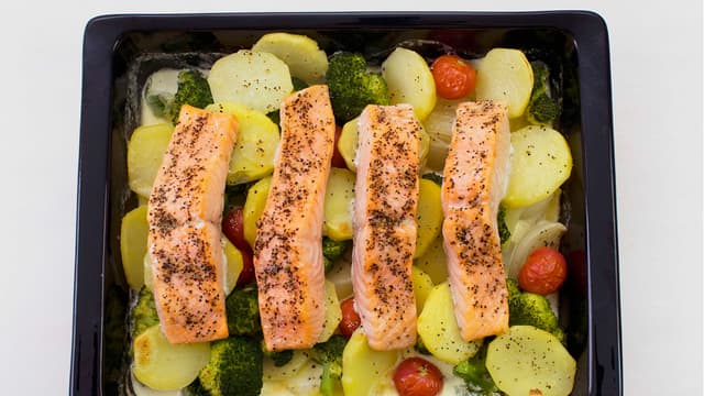 Legg laksefiletene på toppen, og krydre med salt og pepper etter smak.