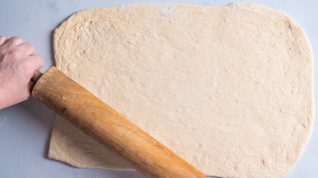 **Bunn:** Strø litt mel på benken. Legg butterdeigplatene slik at de overlapper hverandre. Kjevle ut platene slik at de blir så store at de dekker et helt bakebrett.