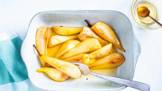 **Stek pærene midt i ovnen på 180 grader i ca 20 minutter** til de er møre.