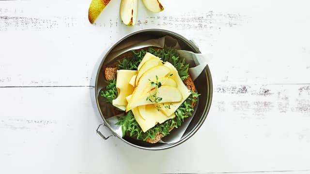 Bondebrød med skivet gulost og tynne skiver pære.