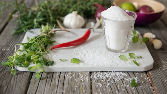 Bruk grovt salt eller flaksalt som utgangspunkt og tilsett friske urter etter smak. Dill, oregano, basilikum, timian, rosmarin og mynte egner seg godt.