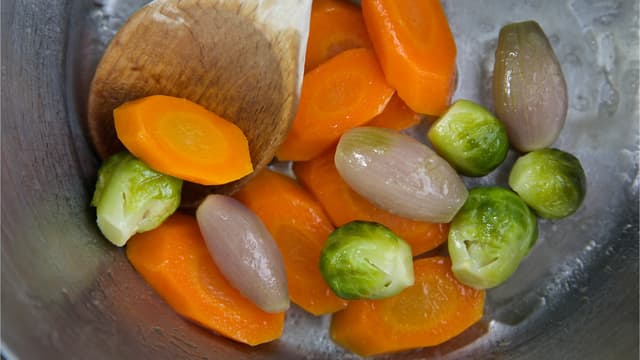 **Grønnsaker:** Skrell gulrøttene og skjær dem i skiver. Rens og vask rosenkålen. Rens småløken. Kok grønnsakene nesten møre i saltet vann, hell av vannet og sett til side.