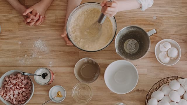 Hel melkeblandingen over i melblandingen. Rør godt sammen til det ikke lenger er noen klumper.