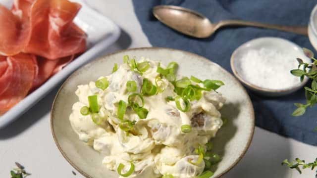 Tilsett gjerne noen urter som du liker. Gressløk, timian og dill smaker veldig godt i potetsalat.