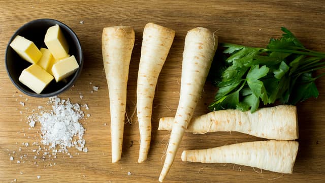 Skrell persillerøttene og del dem i jevne biter eller staver. Bruk en stor stekepanne og stek persillerøttene møre og gylne i smør over middels varme. Krydre med salt og pepper og dryss til slutt over hakket persille.