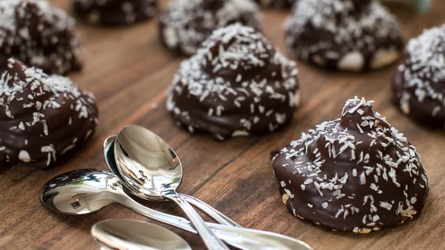 Dryss jevnt med kokos over før sjokoladen har stivnet, og server som snacks eller dessert.