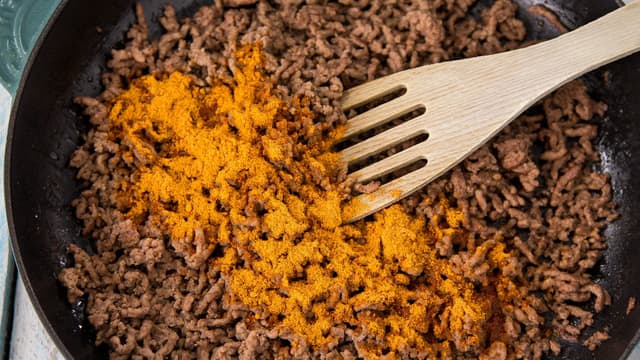 **Kjøttdeig:** Stek kjøttdeigen og bland inn taco kryddermiks etter anvisning på pakken. La putre på lav varme mens du kutter grønnsaker, og ha i litt ekstra vann hvis deigen blir for tørr.