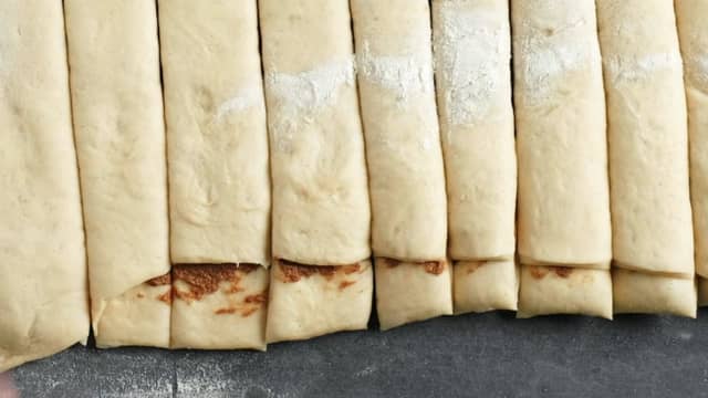 **Kanelsnurr:** Dersom du skal lage klassiske kanelsnurrer, så ruller du deigen sammen til en pølse, og skjærer den i ca 1 cm tykke skiver på tvers.