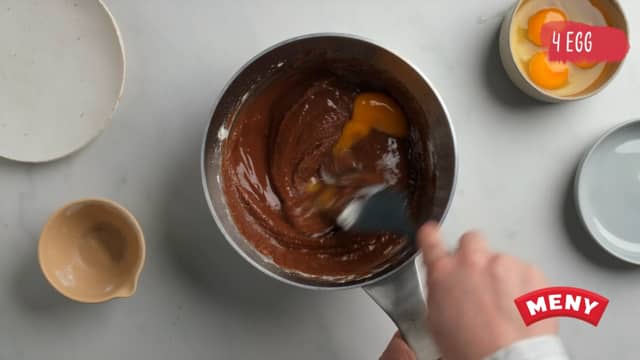 Pisk inn ett og ett egg. Bland godt før neste egg tilsettes.