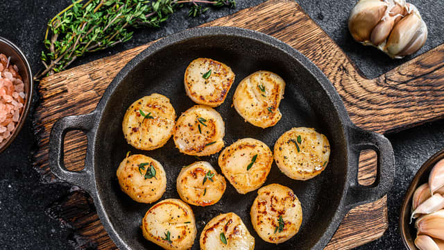 **Kamskjell:** Stek kamskjell på medium høy varme i pannen med litt smør, ca. 1 minutt på hver side.