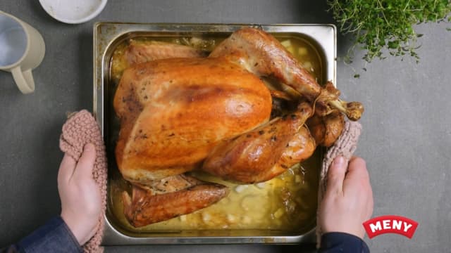 Stikk en spiss kniv inn ved lårfestet. Kommer det ut klar kraft er kalkunen ferdig. La kalkunen hvile 15-20 minutter før den skjæres opp.