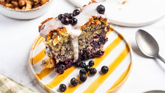 **Stek kaken på 180 grader i ca. 40 minutter.** Kaken er ferdig når du kan stikke en tynn trepinne inn i kaken uten at det sitter igjen deig på pinnen.