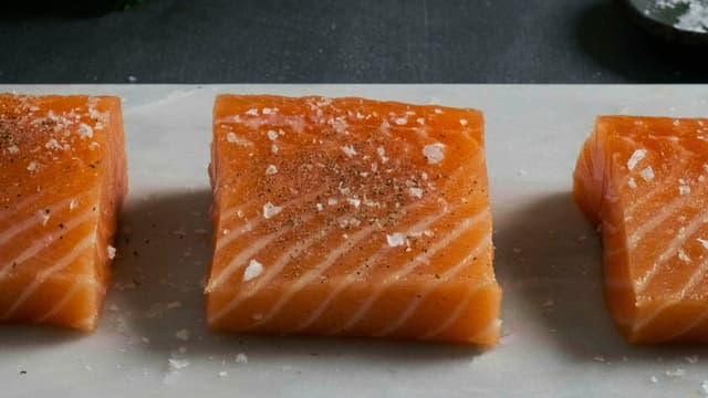 Krydre laksen med salt og pepper. Stek laksen i smør til den er gylden og akkurat gjennomstekt, ca 3-4 minutter på hver side.