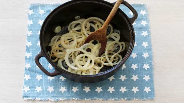 Del løken i skiver, fres dem i olje i en jerngryte.