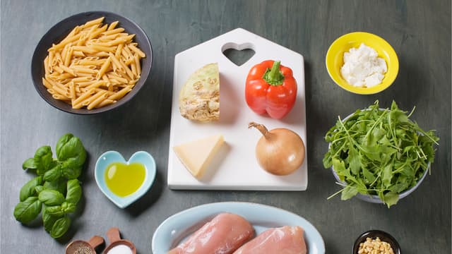 En mettende pastasalat med kylling som er lett å like. Kylling kan varieres med spinat, kokt fisk eller chevre. Bruk kålrot, sellerirot, persillerot eller gulrøtter etter smak i mosen.