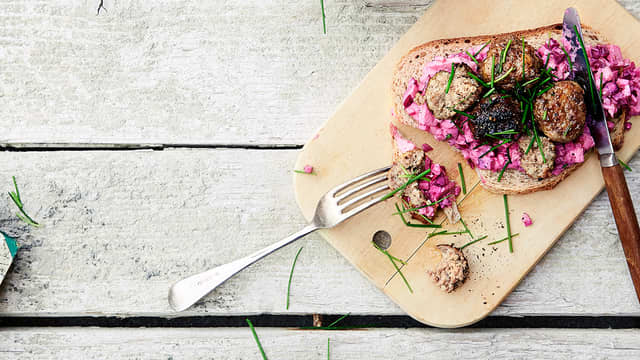 Smørbrød med lune kjøttboller og rødbetesalat