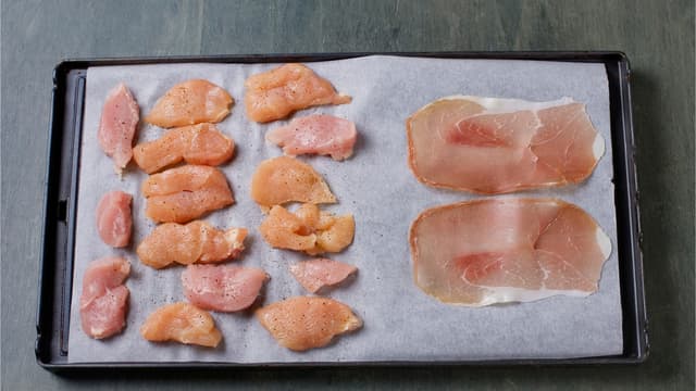 Skjær kyllingfilet i skiver, krydre med salt og pepper, legg kyllingskivene og spekeskinke hver for seg på et stekebrett. Stek i ovnen 180 °C til kyllingen er gjennomstekt og skinken sprø, ca. 8-10 min.