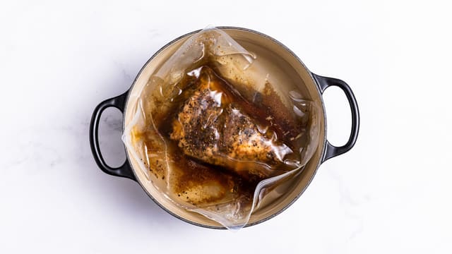 **Brisket:** Kok opp vann i en kjele. Trekk kjelen av varmen og la posen ligge i vannbad i ca. 10 min.