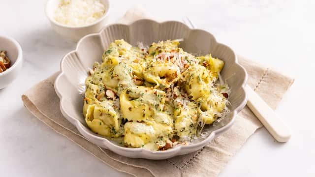 Tortelloni med pesto og mandler