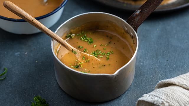 Spe med varm kraft. Rør godt mens du sper. La sausen småkoke i ca. 10 minutter. Smak til med salt og pepper.