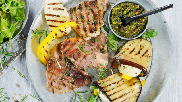 Server kotelettene og halloumirullene med pesto til.