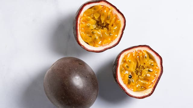 Hell alle ingrediensene i et tomt syltetøyglass. Lukk igjen, og rist godt. Du kan også blande ingrediensene i en liten skål.