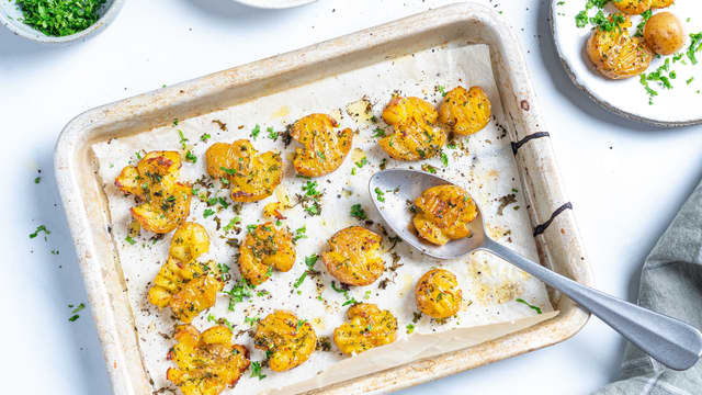 Stek potetene midt i ovnen i ca. 15 minutter. De skal bli sprø og gylne. Server som tilbehør til middagen eller som deilig snacks.