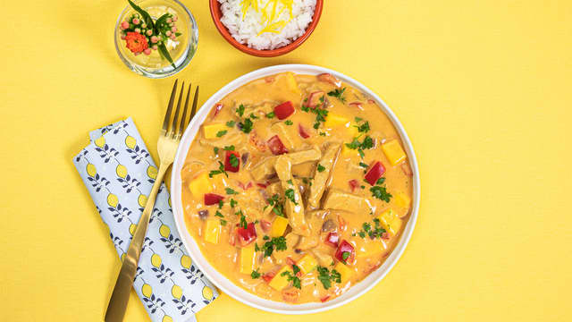 Svinekjøtt i karrisaus med mango og sitronris