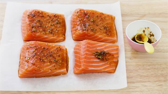 Gni inn laksen med blandingen. Legg laksen på et bakepapir og stek den midt i ovnen på 200 grader i ca. 8-10 min.