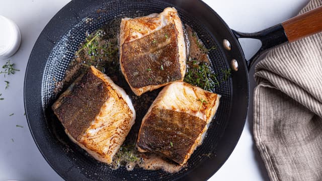 Stek skreien i smør i ca. 4 minutter på hver side, til den er gyllen og gjennomstekt. Sett til side mens du steker grønnsakene.