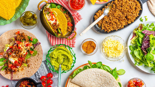 Dekk bordet med alle ingrediensene, og la alle få lage sin egen taco. Varier gjerne mellom lyse og grove tortillas, tacoskjell- og tubs.