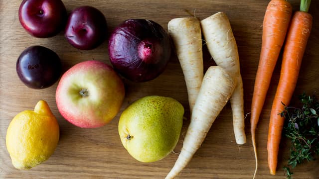 Skrell og skjær grønnsakene i jevne biter. Skjær eple og pære i båter eller skiver, del plommene i to og fjern
steinen.