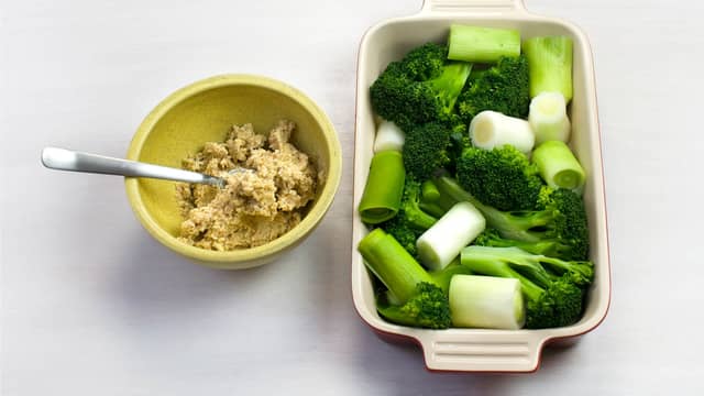 Riv parmesan og det gule skallet av sitronen, og bland med sitronsaft, smør og brødrasp. Krydre med salt og pepper og fordel blandingen over grønnsakene. Gratiner i ovnen på 225 °C i ca. 15 min.
