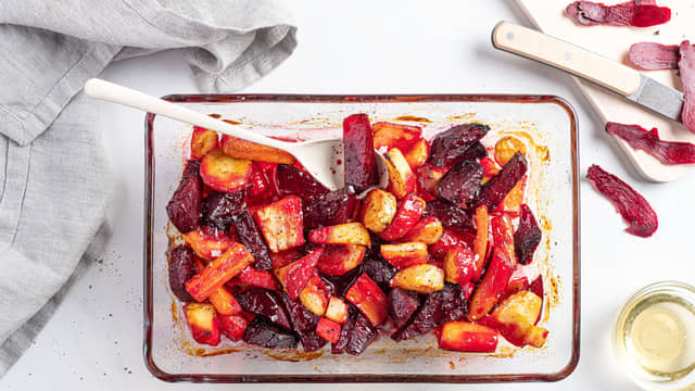 Stek grønnsakene midt i ovnen på 180 grader i 25 minutter. Ta formen ut av ovnen og vend inn honning.