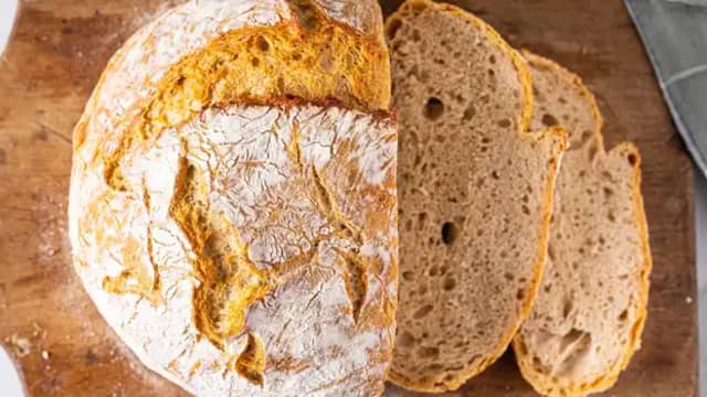 Stek brødskivene i smør til de er gylne.