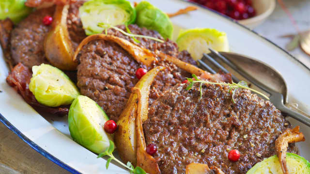 **Kokt rosenkål:** Kok rosenkålen i lettsaltet vann til de er møre. Hell av vannet og damp dem tørre.