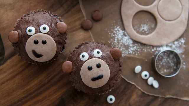 Munnen tegnes på med glasur, bruk non stop til ører og kjøpte kakepyntøyne.