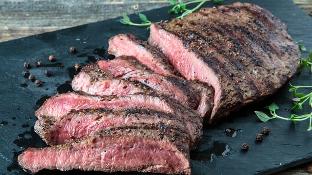 Skjær det stekte kjøttet i skiver.