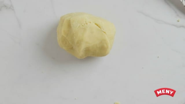 Tilsett så egg og kjør videre til deigen har samlet seg. Kna deigen videre for hånd på benken. Dekk deigen til med plast og sett kaldt i minimum 20 minutter.