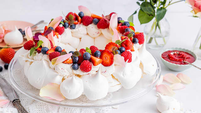 Pavlovakrans med bringebærkrem