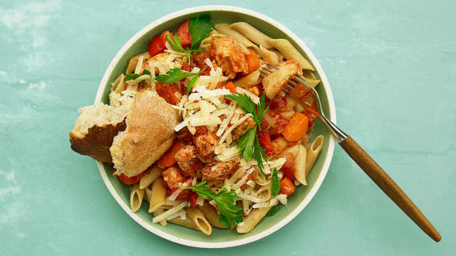 Spicy pasta med kylling og Sriracha