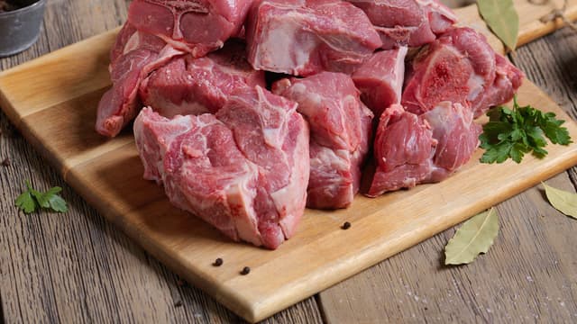 **Lammekjøtt:** Skjær kjøttet i passende biter og ha over i en kjele. Dekk kjøttet med vann.