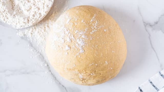 Dekk til deigen med plastfolie eller et tørt kjøkkenhåndkle, og la den heve i 45 minutter på et lunt sted.